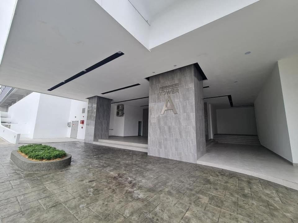 Sks Habitat Terminal Bus Netflix Jchome By Mwm Johor Bahru Exterior photo